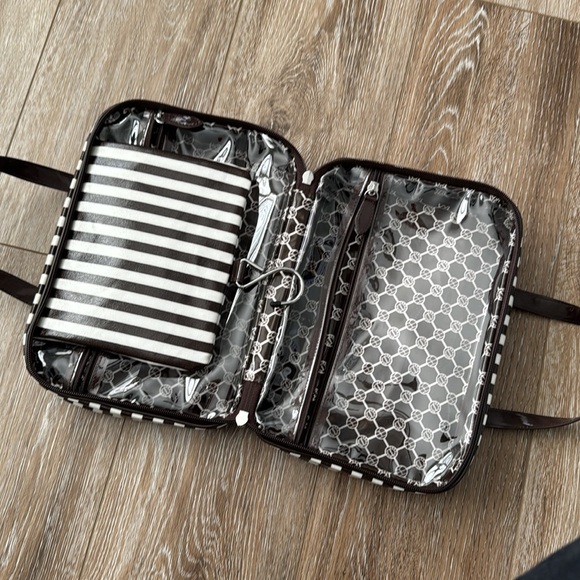 Henri Bendel Signature Striped 3 Zip Compartment Hanging Toiletries Bag - Picture 6 of 10
